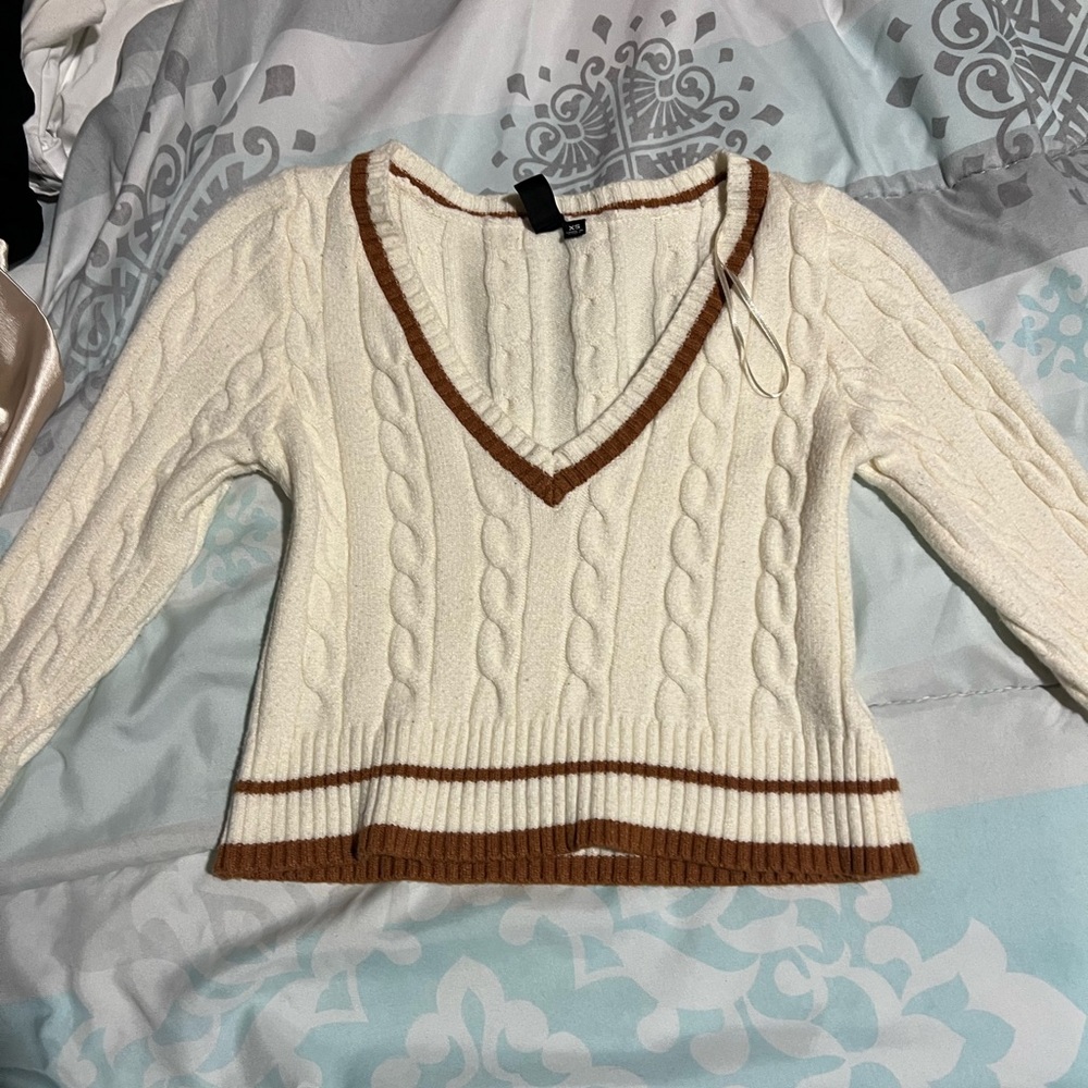 Windsor V-Neck Cable Knit Sweater - Cream and Brown